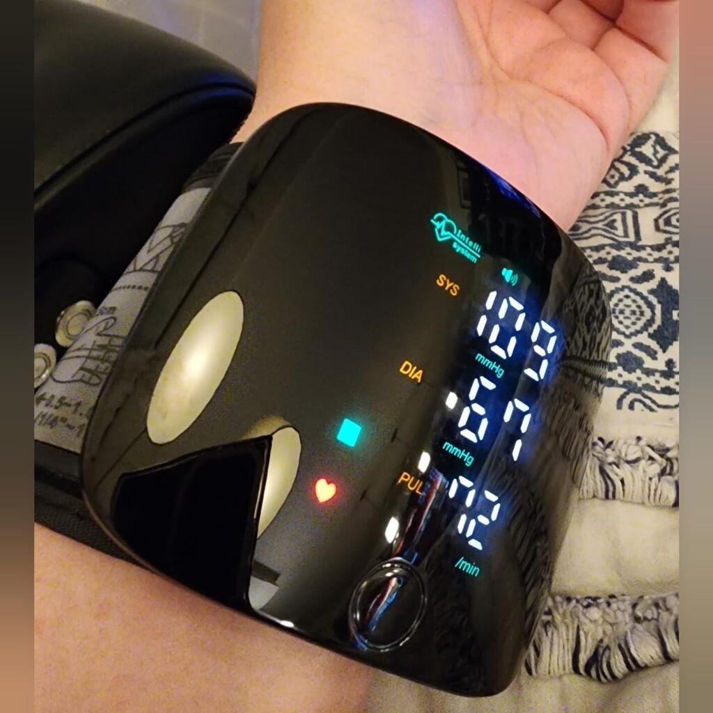 Tensiómetro digital médico de pulso em stock